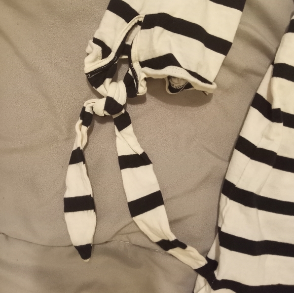 5 FOR $20. Old navy med striped 3/4 blouse - Picture 2 of 4